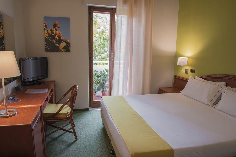 Hotel Riva Del Sole جيوفيناتسو المظهر الخارجي الصورة